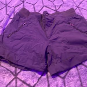 cargo material gray shorts